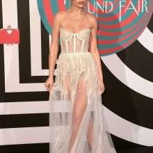 Abbey Clancy sexy dans une robe transparente à Londres