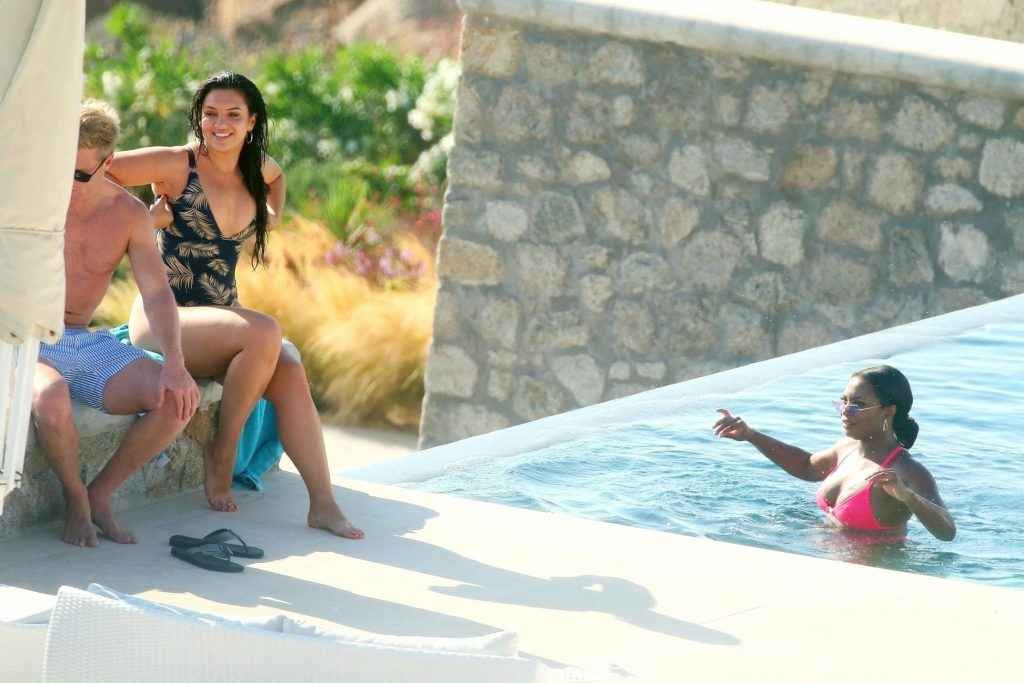 Alexandra Cane en maillot de bain à Mykonos