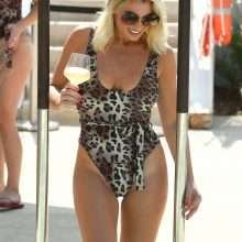 Billie Faiers en maillot de bain à Ibiza