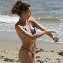 Blanca Blanco en bikini-string à Malibu