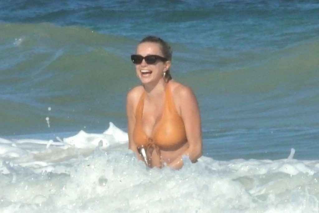 Caroline Vreeland dans un bikini transparent