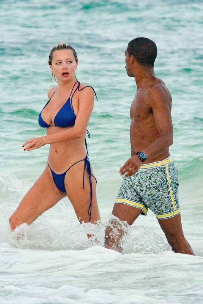 Oups ! Caroline Vreeland perd son bikini et se retrouve nue sur la plage