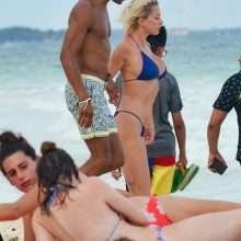 Oups ! Caroline Vreeland perd son bikini et se retrouve nue sur la plage