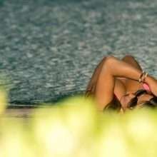 Claudia Romani exhibe son cul sexy en bikini