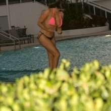 Claudia Romani exhibe son cul sexy en bikini