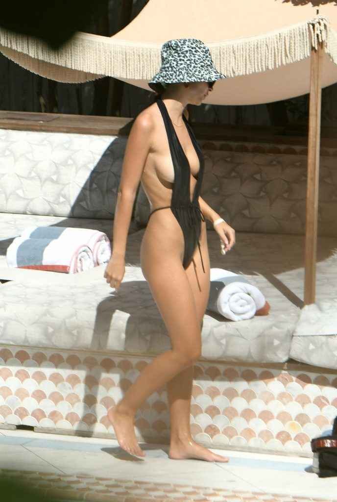 Emily Ratajkowski sexy dans un maillot de bain particulièrement étroit