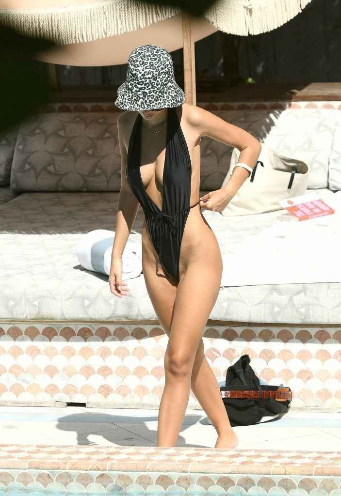 Emily Ratajkowski sexy dans un maillot de bain particulièrement étroit