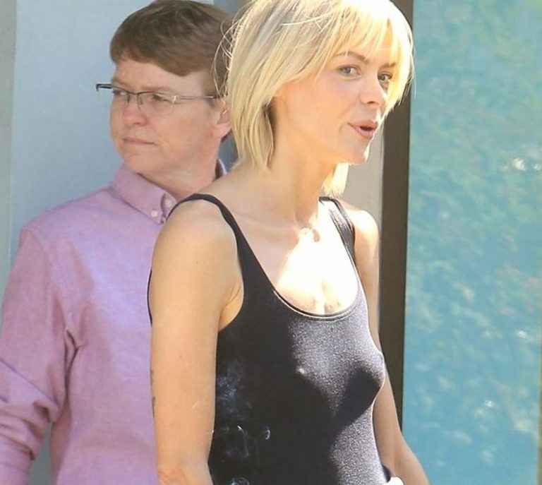 Jaime King a les seins qui pointent à Beverly Hills