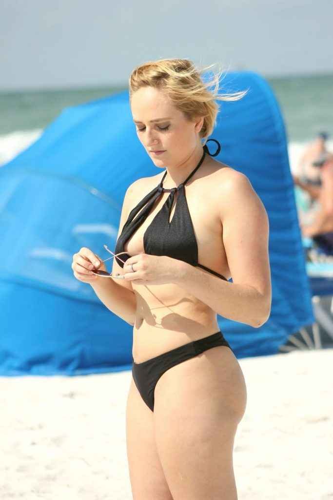 Kate England en bikini à Miami