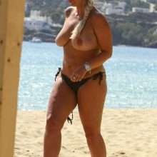 Kerry Katona seins nus sur une plage grecque