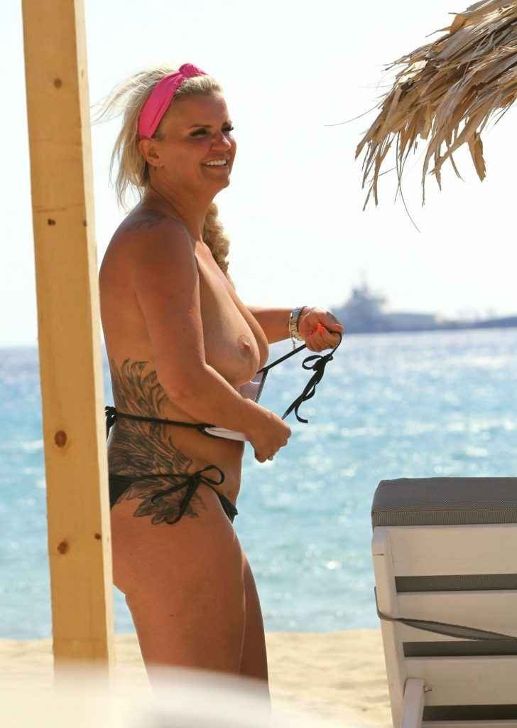 Kerry Katona seins nus sur une plage grecque