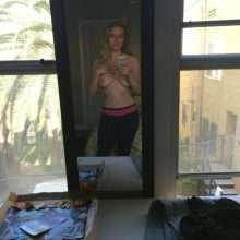 Leven Rambin fait des selfies seins nus, les photos intimes