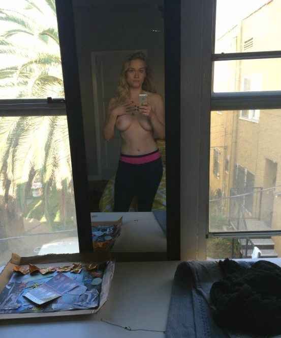 Leven Rambin fait des selfies seins nus, les photos intimes