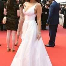 Lucila Solá exhibe son décolleté et ses gros seins à Cannes