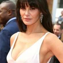 Lucila Solá exhibe son décolleté et ses gros seins à Cannes
