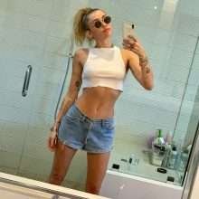 Miley Cyrus exhibe ses seins sur Instagram