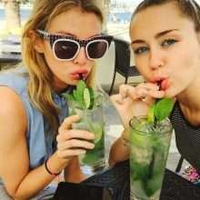 Miley Cyrus et Stella Maxwell nues, les photos intimes