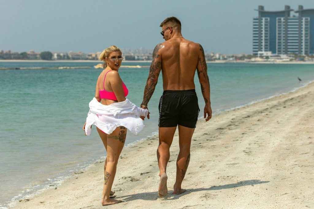 Olivia Buckland en bikini à Dubaï