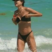 Oups ! Patricia Contreras exhibe ses seins nus à la plage