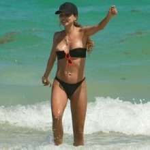 Oups ! Patricia Contreras exhibe ses seins nus à la plage