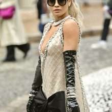 Rita Ora exhibe son décolleté à Paris