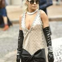 Rita Ora exhibe son décolleté à Paris