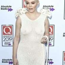 Rose McGowan sexy dans sa robe transparente aux Q Awards