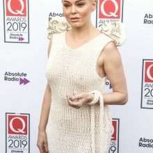 Rose McGowan sexy dans sa robe transparente aux Q Awards