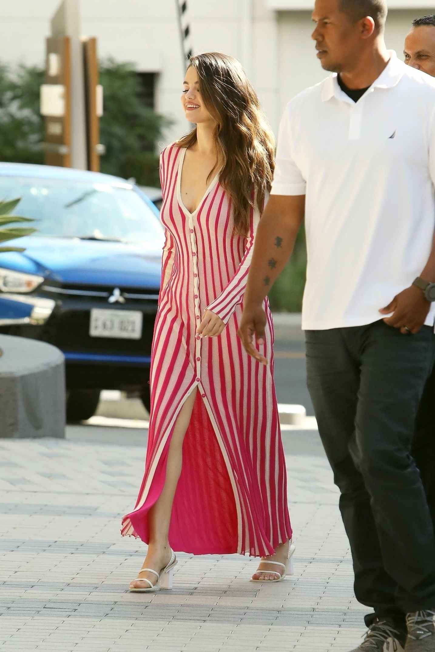 Selena Gomez sexy dans sa robe fendue