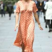 Amanda Holden a les seins qui pointent à Londres