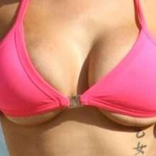 Chloe Ferry en bikini aux Émirats