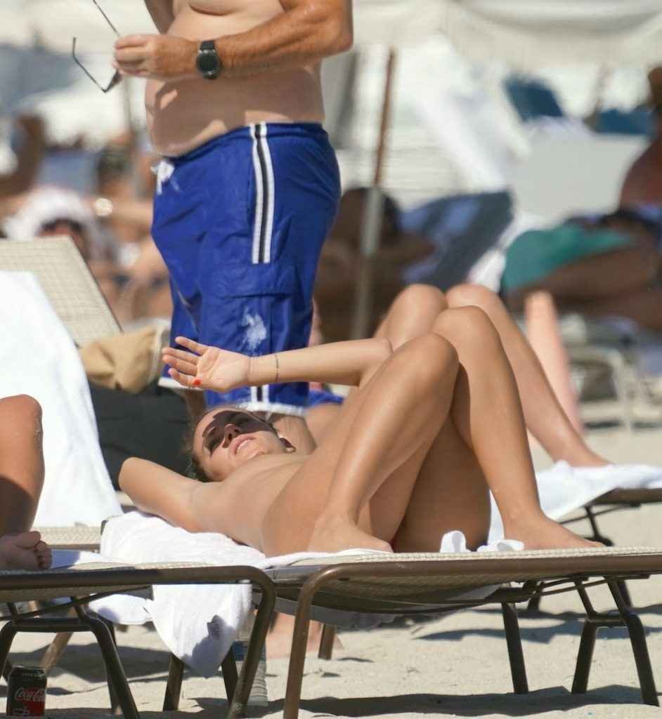 Covi Riva bronze seins nus à Miami