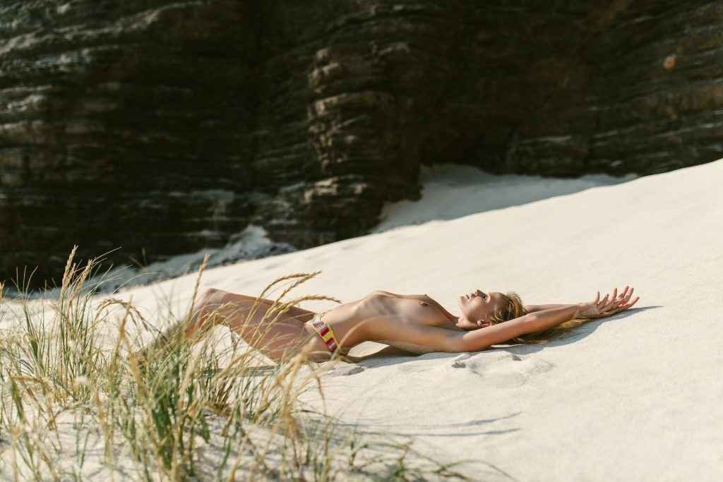 Getriin Kivi seins nus à la plage