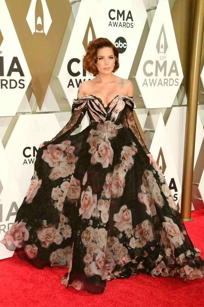 Halsey sexy aux CMA Awards