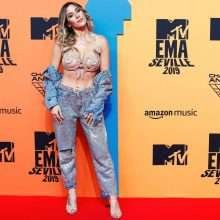 J Mena exhibe ses gros seins aux MTV EMA