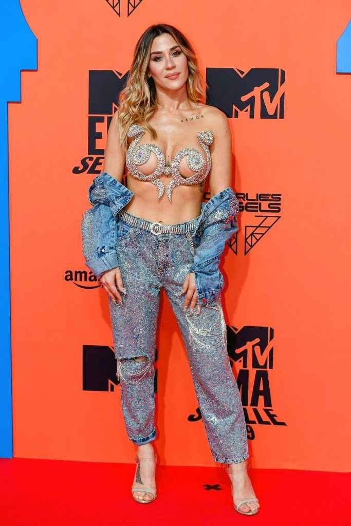 J Mena exhibe ses gros seins aux MTV EMA