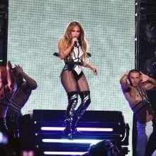 Jennifer Lopez sexy au iHeartRadio Fiesta Latina