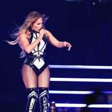 Jennifer Lopez sexy au iHeartRadio Fiesta Latina