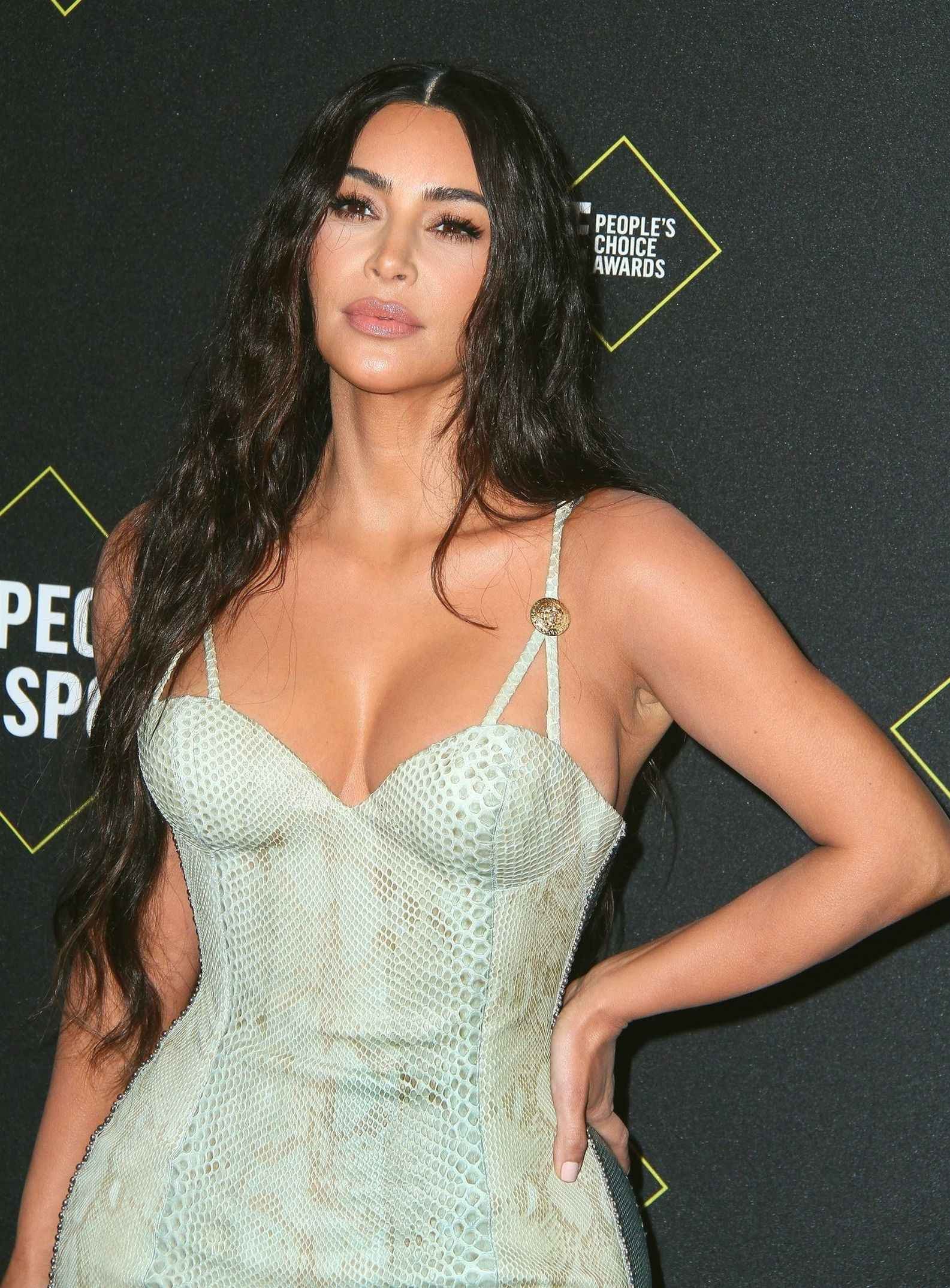 Kim Kardashian exhibe son décolleté aux People Choice Awards