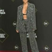 Kourtney Kardashian exhibe son soutien-gorge aux People Choice Awards