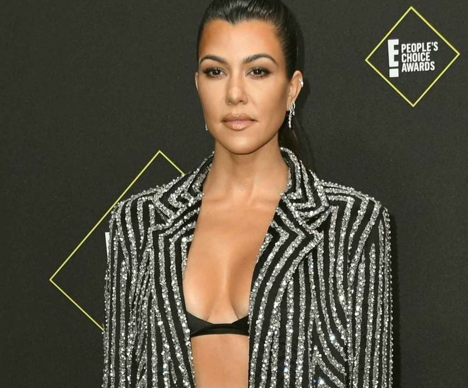 Kourtney Kardashian exhibe son soutien-gorge aux People Choice Awards