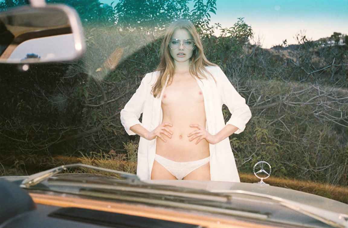 Kristine Froseth pose seins nus et en petite culotte