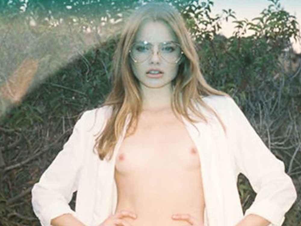 Kristine Froseth pose seins nus et en petite culotte
