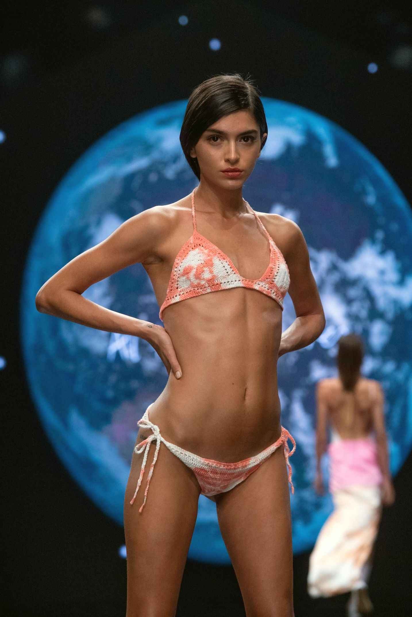 Lucia Riveira défile en bikini