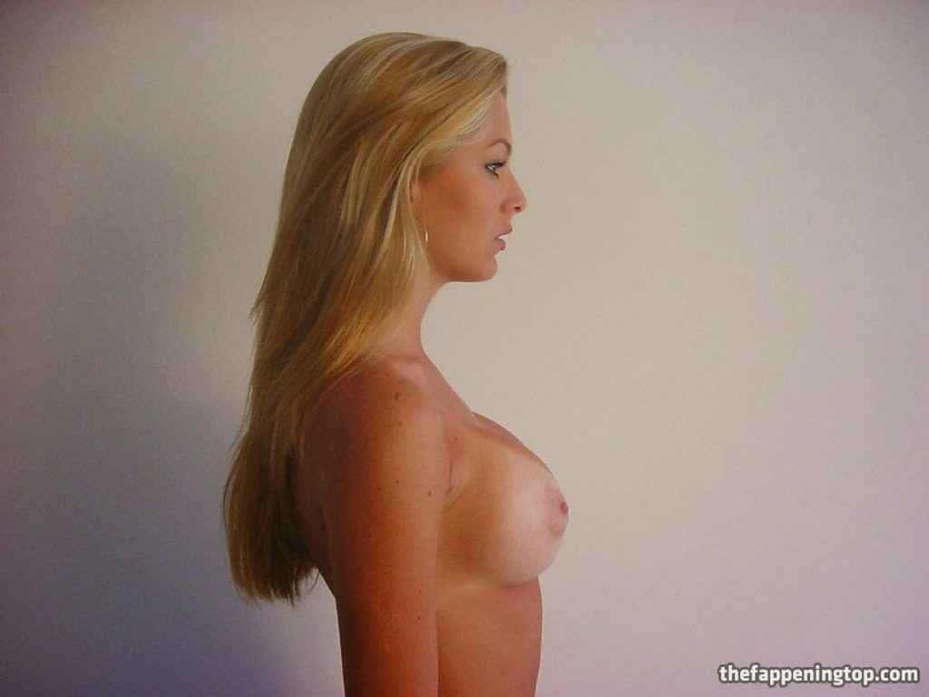 Marjorie de Souza pose seins nus