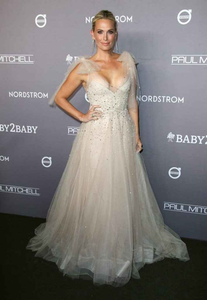 Molly Sims exhibe ses seins au gala Baby2Baby