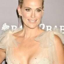 Molly Sims exhibe ses seins au gala Baby2Baby