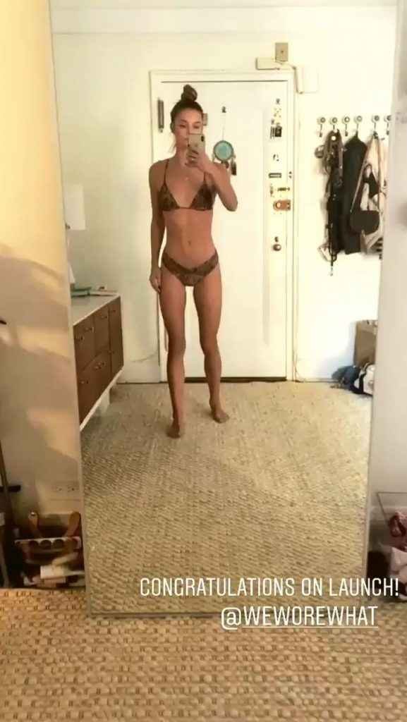 Nina Agdal fait des selfies en bikini