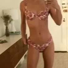 Nina Agdal fait des selfies en bikini