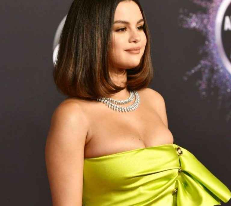 Selena Gomez exhibe un décolleté super sexy aux American Music Awards